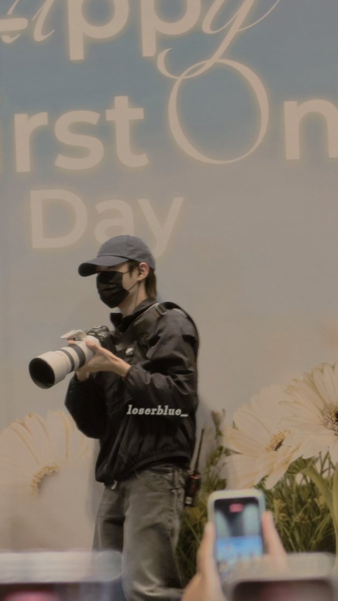 loserblue_'s tweet photo. ตากล้องคนนี้แฟนคลับหรือแฟนครับ??

FIRSTONE TURNED 26
#26thHBDFIRSTONE https://t.co/ajWysihUte