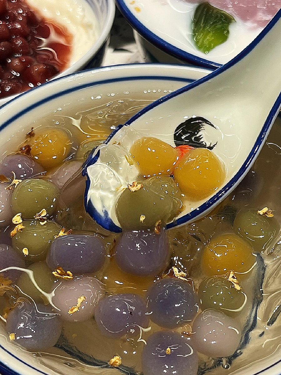 shs___dpyh's tweet photo. 挖到巷子里的宝藏糖水铺！手作芋圆Q弹到咬腮帮子，桂花冰粉挂着蜜香，下午三点去还能蹭到隔壁阿婆晒的太阳 https://t.co/Qec5xaAXDu
