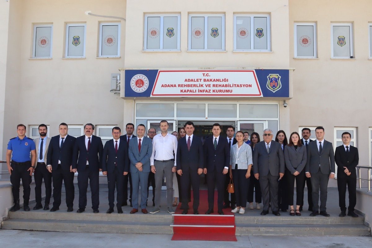 AcogluBurak's tweet photo. Adana Rehberlik ve Rehabilitasyon Açık ve Kapalı İnfaz Kurumlarında yürütülen tedavi ve rehabilitasyon çalışmalarını yerinde inceleyerek uygulamaları değerlendirdik.
   Bağımlılıkla mücadelede başarı; yalnızca tedaviyle değil, bireyin yeniden topluma kazandırılmasını hedefleyen etkin rehabilitasyon süreçleriyle mümkündür. Bu kapsamda yürütülen bireysel ve grup terapileri, mesleki eğitim faaliyetleri ile sanat odaklı rehabilitasyon uygulamalarını yerinde gözlemledik.
   Özellikle ebru atölyesinde ortaya konulan emek ve üretim sürecine eşlik etmek, sanatın rehabilitasyondaki iyileştirici ve dönüştürücü etkisini bir kez daha göstermesi açısından son derece anlamlıydı.
   İnsana dokunan, umudu güçlendiren ve yeniden topluma kazandırmayı esas alan bu çalışmaların geliştirilmesine katkı sunmaya devam edeceğiz.
