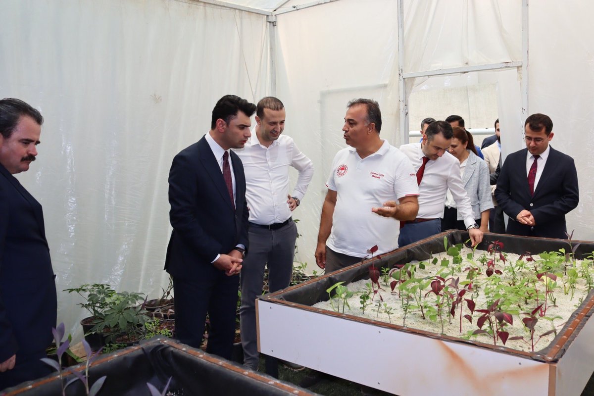 AcogluBurak's tweet photo. Adana Rehberlik ve Rehabilitasyon Açık ve Kapalı İnfaz Kurumlarında yürütülen tedavi ve rehabilitasyon çalışmalarını yerinde inceleyerek uygulamaları değerlendirdik.
   Bağımlılıkla mücadelede başarı; yalnızca tedaviyle değil, bireyin yeniden topluma kazandırılmasını hedefleyen etkin rehabilitasyon süreçleriyle mümkündür. Bu kapsamda yürütülen bireysel ve grup terapileri, mesleki eğitim faaliyetleri ile sanat odaklı rehabilitasyon uygulamalarını yerinde gözlemledik.
   Özellikle ebru atölyesinde ortaya konulan emek ve üretim sürecine eşlik etmek, sanatın rehabilitasyondaki iyileştirici ve dönüştürücü etkisini bir kez daha göstermesi açısından son derece anlamlıydı.
   İnsana dokunan, umudu güçlendiren ve yeniden topluma kazandırmayı esas alan bu çalışmaların geliştirilmesine katkı sunmaya devam edeceğiz.