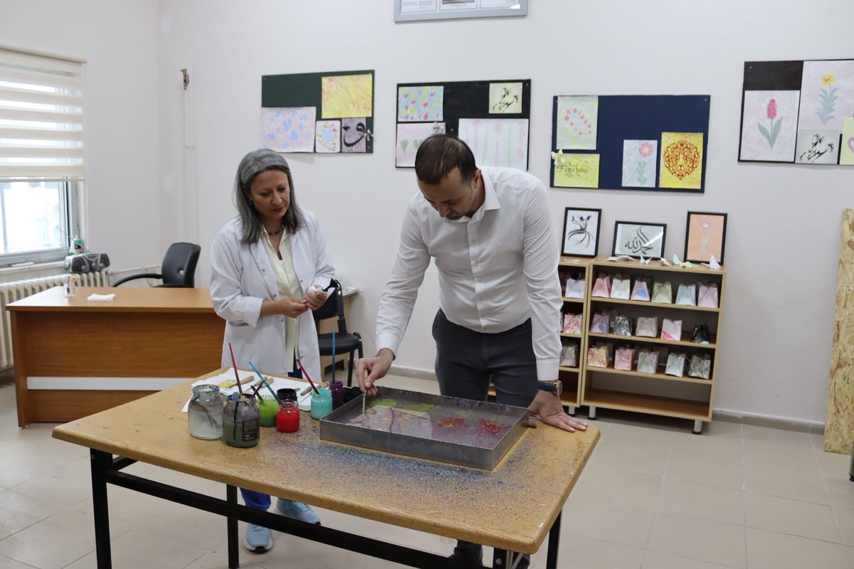 AcogluBurak's tweet photo. Adana Rehberlik ve Rehabilitasyon Açık ve Kapalı İnfaz Kurumlarında yürütülen tedavi ve rehabilitasyon çalışmalarını yerinde inceleyerek uygulamaları değerlendirdik.
   Bağımlılıkla mücadelede başarı; yalnızca tedaviyle değil, bireyin yeniden topluma kazandırılmasını hedefleyen etkin rehabilitasyon süreçleriyle mümkündür. Bu kapsamda yürütülen bireysel ve grup terapileri, mesleki eğitim faaliyetleri ile sanat odaklı rehabilitasyon uygulamalarını yerinde gözlemledik.
   Özellikle ebru atölyesinde ortaya konulan emek ve üretim sürecine eşlik etmek, sanatın rehabilitasyondaki iyileştirici ve dönüştürücü etkisini bir kez daha göstermesi açısından son derece anlamlıydı.
   İnsana dokunan, umudu güçlendiren ve yeniden topluma kazandırmayı esas alan bu çalışmaların geliştirilmesine katkı sunmaya devam edeceğiz.