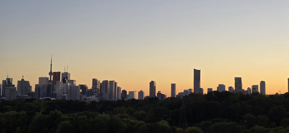 Jithyadanesh's tweet photo. @jjmmli From the city that never sleeps.. #Toronto #Sunset #Riverdalepak #Cityscapes https://t.co/kehBBor5aI