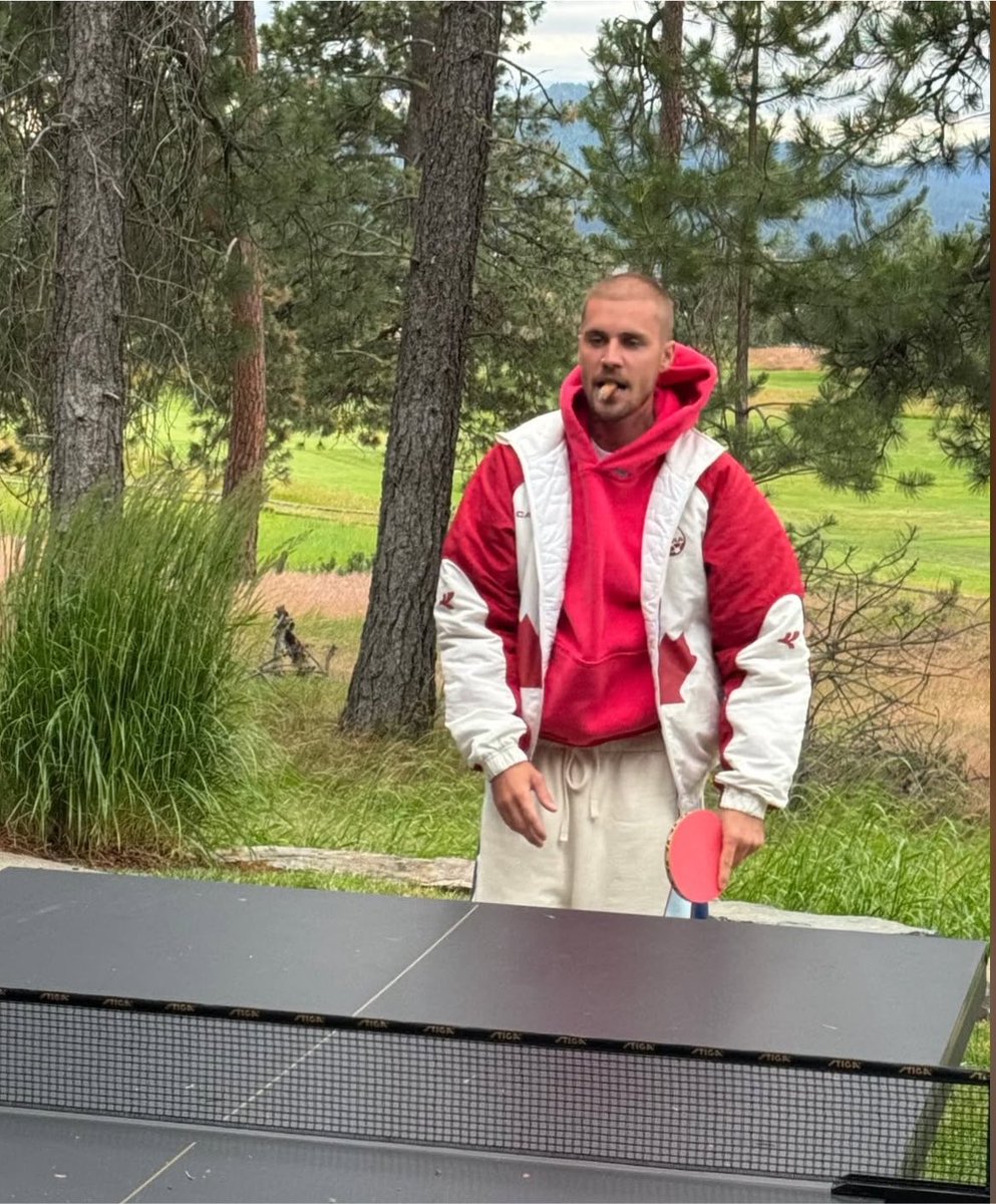SkylrkDaily's tweet photo. Justin bieber Playing ping pong in a Skylrk “Jelly” Hoodie https://t.co/Xi9VgiCzOP