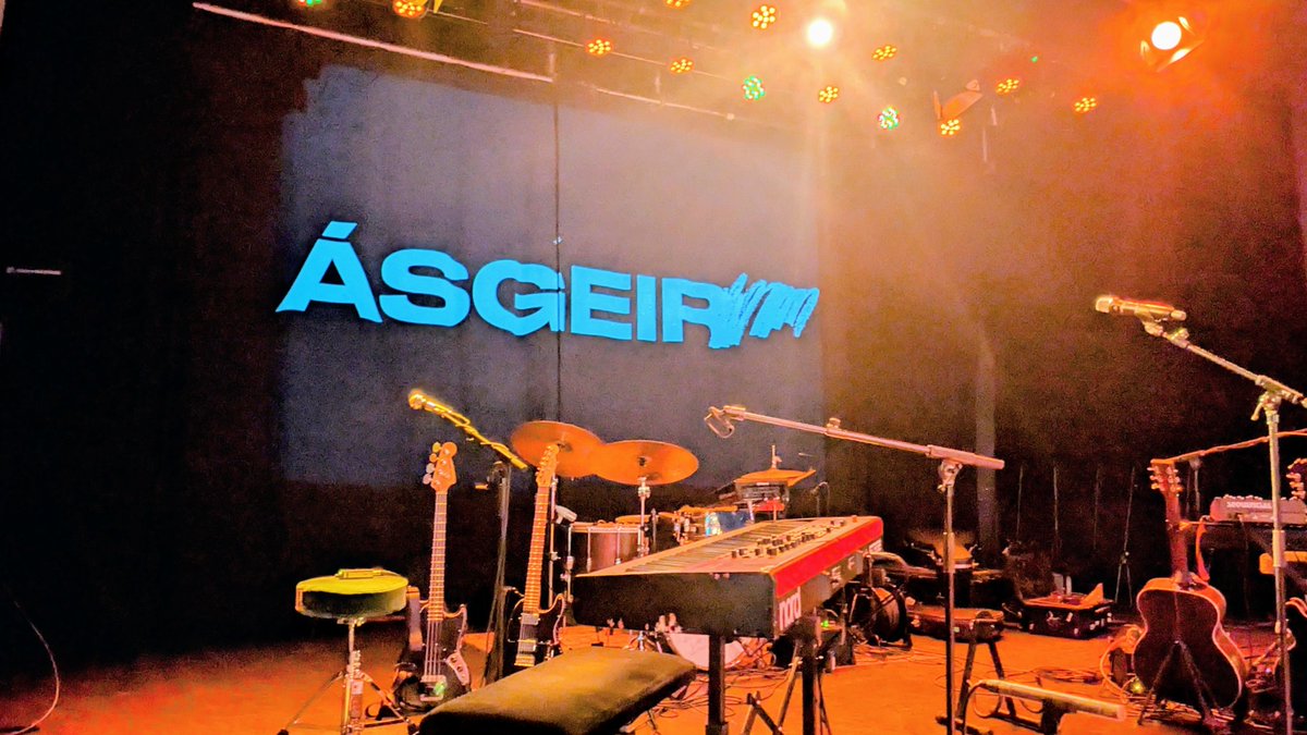 kopfaerztin's tweet photo. Es sieht blau aus und es kommt aus Island. #Asgeir #PorgyandBess https://t.co/aEpipv23Q6