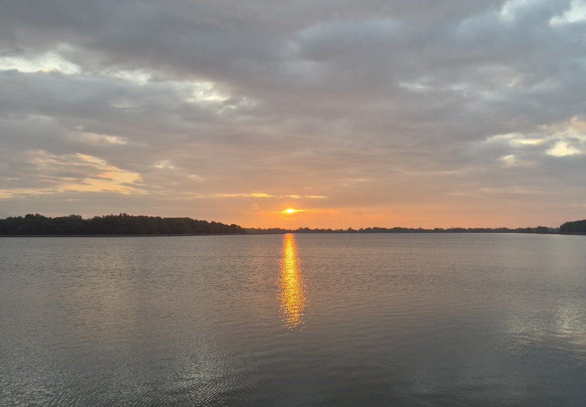 HRDude937's tweet photo. One of the best things about getting up to go on early morning runs is getting to see the sunrise. Truly an AWESOME way to start the day. 

No wonder why Psalms 19:1 says, "The heavens declare the glory of God, and the sky above proclaims his handiwork" (ESV). ☀️♥️ https://t.co/FG1eg2XrwB