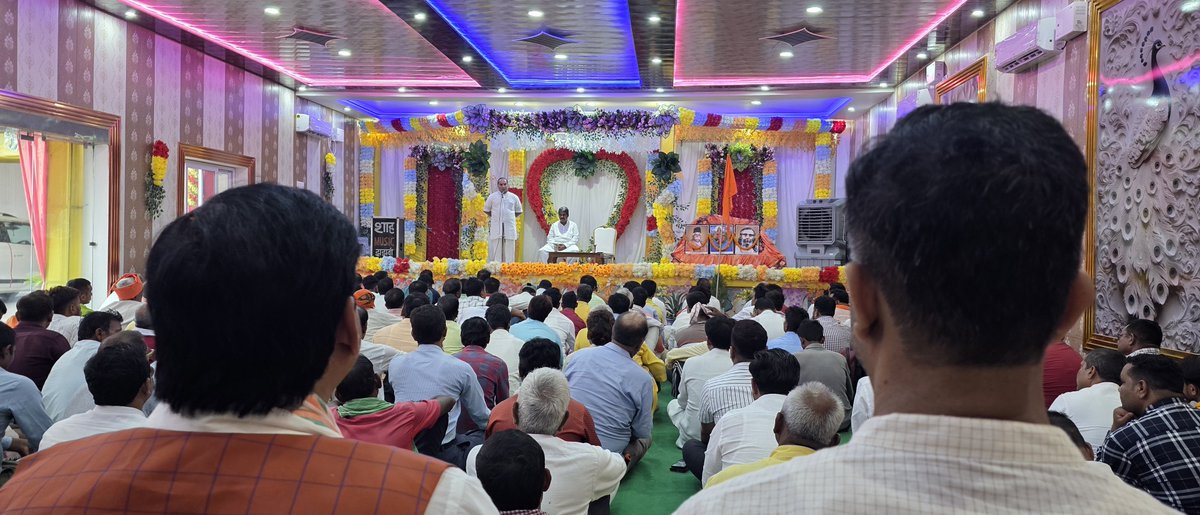 mkrtiwari_bjp's tweet photo. महम्मदपुर स्थित त्रिगुणा मैरेज हॉल में राष्ट्रीय स्वयंसेवक संघ द्वारा आयोजित गुरुपूजन कार्यक्रम में सम्मिलित होकर श्रद्धापूर्वक गुरु परंपरा का वंदन किया।

तस्मै श्रीगुरवे नमः। 🙏 https://t.co/3q6xhp1tmv
