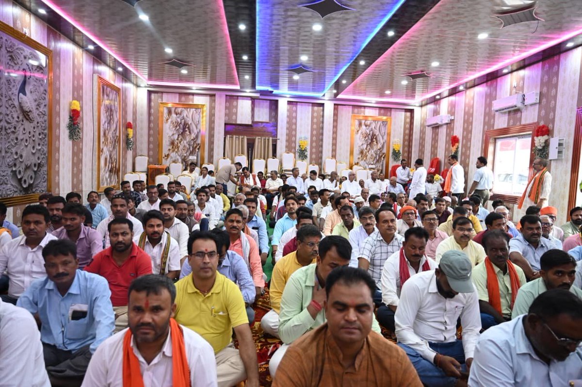 mkrtiwari_bjp's tweet photo. महम्मदपुर स्थित त्रिगुणा मैरेज हॉल में राष्ट्रीय स्वयंसेवक संघ द्वारा आयोजित गुरुपूजन कार्यक्रम में सम्मिलित होकर श्रद्धापूर्वक गुरु परंपरा का वंदन किया।

तस्मै श्रीगुरवे नमः। 🙏 https://t.co/3q6xhp1tmv