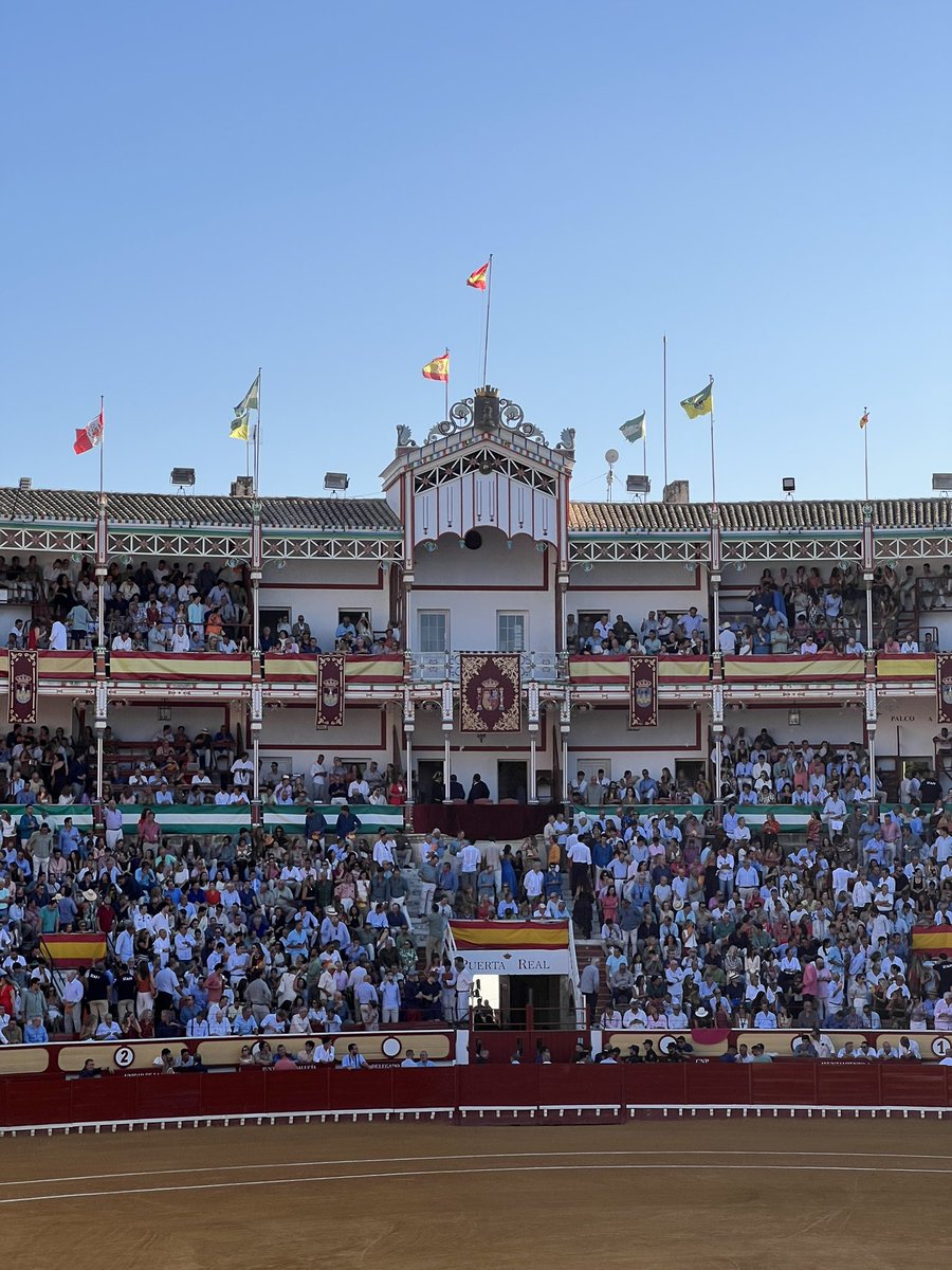 ElVolapie__'s tweet photo. ¡𝐓𝐎𝐑𝐎𝐒 𝐄𝐍 𝐄𝐋 𝐏𝐔𝐄𝐑𝐓𝐎!

➡️ Comienza la tercera de abono en la Plaza Real con un nuevo llenazo en los tendidos.

🐂 Toros de Núñez del Cuvillo para Morante, Roca Rey y Pablo Aguado.

🔴 Te cuento el toro a toro aquí, en directo. https://t.co/EJ0yKDrQ2P