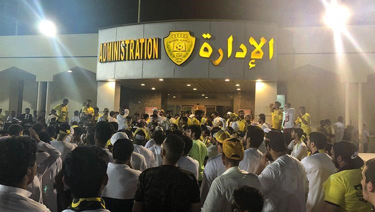 Justmo_7's tweet photo. الواعي مب ضد الإدارة ولا ضد أي شخص، هو ضد الشغل اللي ما يخدم النادي، ما يستوي أطبّلك لأنك محترم أو تعزمني على فطاير أو تعطيني موسمية، أنا بوقف في صفك يوم بشوفك تشتغل للوصل وتقدم مصلحة النادي على كل شي وتحطه فوق كل إعتبار.

متى ما اشتغلت صح جمهور الوصل بيعطيك كل التقدير والإحترام 
متى ما قصرت صدقني لا اسمك ولا منصبك بينفعك.

الولاء للوصل أولاً واخيراً والكيان فوق كل إعتبار 👍🏼