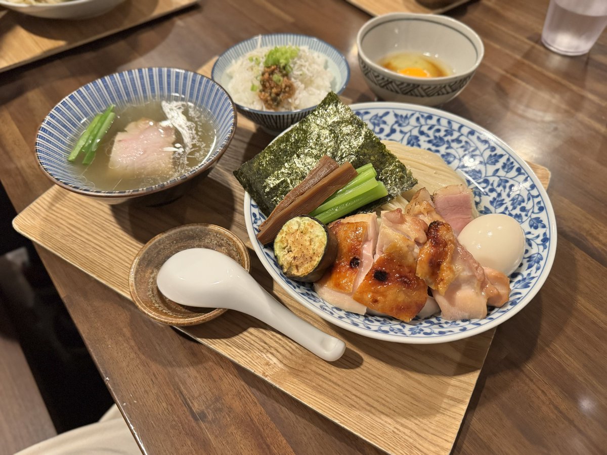 Omoomoo_5598's tweet photo. #らーめん
麺亭まきた
特製塩出汁のつけそば

🐔🥩有ればポチるのは決定事項として割とSNSで見掛けて気になってた塩つけ🍜を👆
つけ汁の塩加減が文字通りいい塩梅(梅は入ってへんけどな🙄)で絶品👍
特製＆追加の🥩🥩🥩も美味🤤
🔍紀州うめ豚🤔梅酢のエキスを混ぜた資料を食べて育った🐷...塩梅やん！😳 https://t.co/k0wzAbJLqV