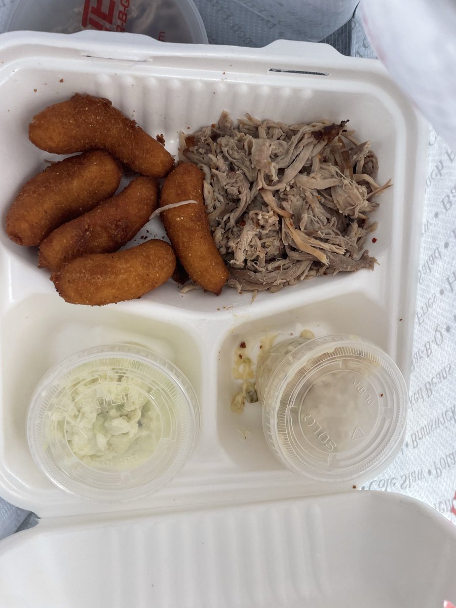 mrslorijg's tweet photo. Pints & plates from @scnbnc #Shallotte never miss😋 #ENCBBQ😤 https://t.co/o43XleJ6P3