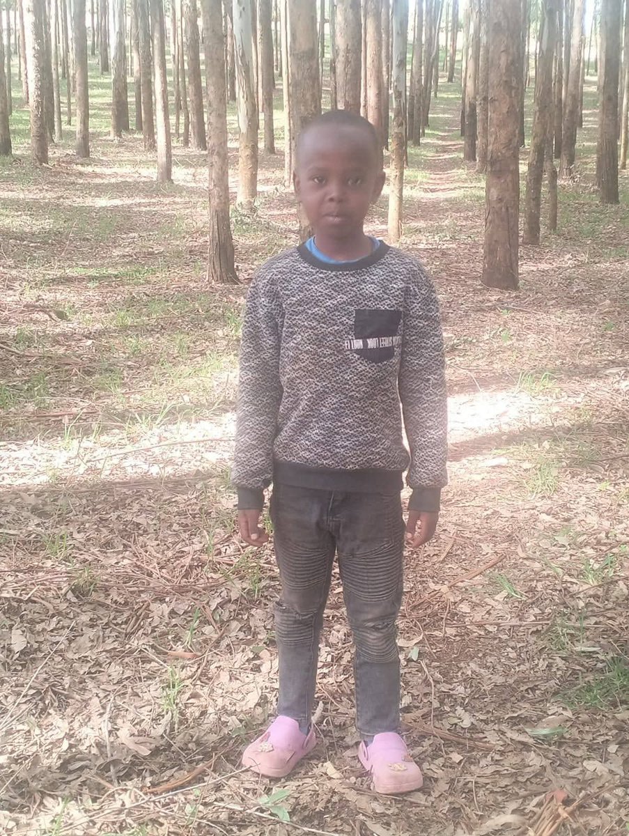 ClintonObonyo's tweet photo. 🚨 MISSING: 7-year-old boy kidnapped yesterday in Kikopey Police Line.
Two armed men on a numberless motorbike attacked his mother at an M-Pesa shop, took the money &amp; bag, then grabbed the boy and fled.
He was wearing: black trousers with white stripes, grey t-shirt with black https://t.co/aN8sZjgLT9