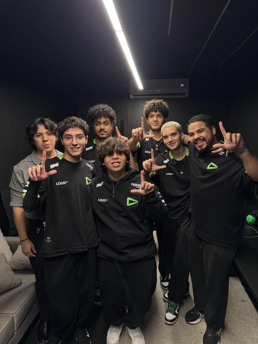 orodrox's tweet photo. Seguimos focados no processo. Um dia de cada vez. Um passo de cada vez. 

Faz o L 💚 

#goLOUD https://t.co/mfSPpxTnAD