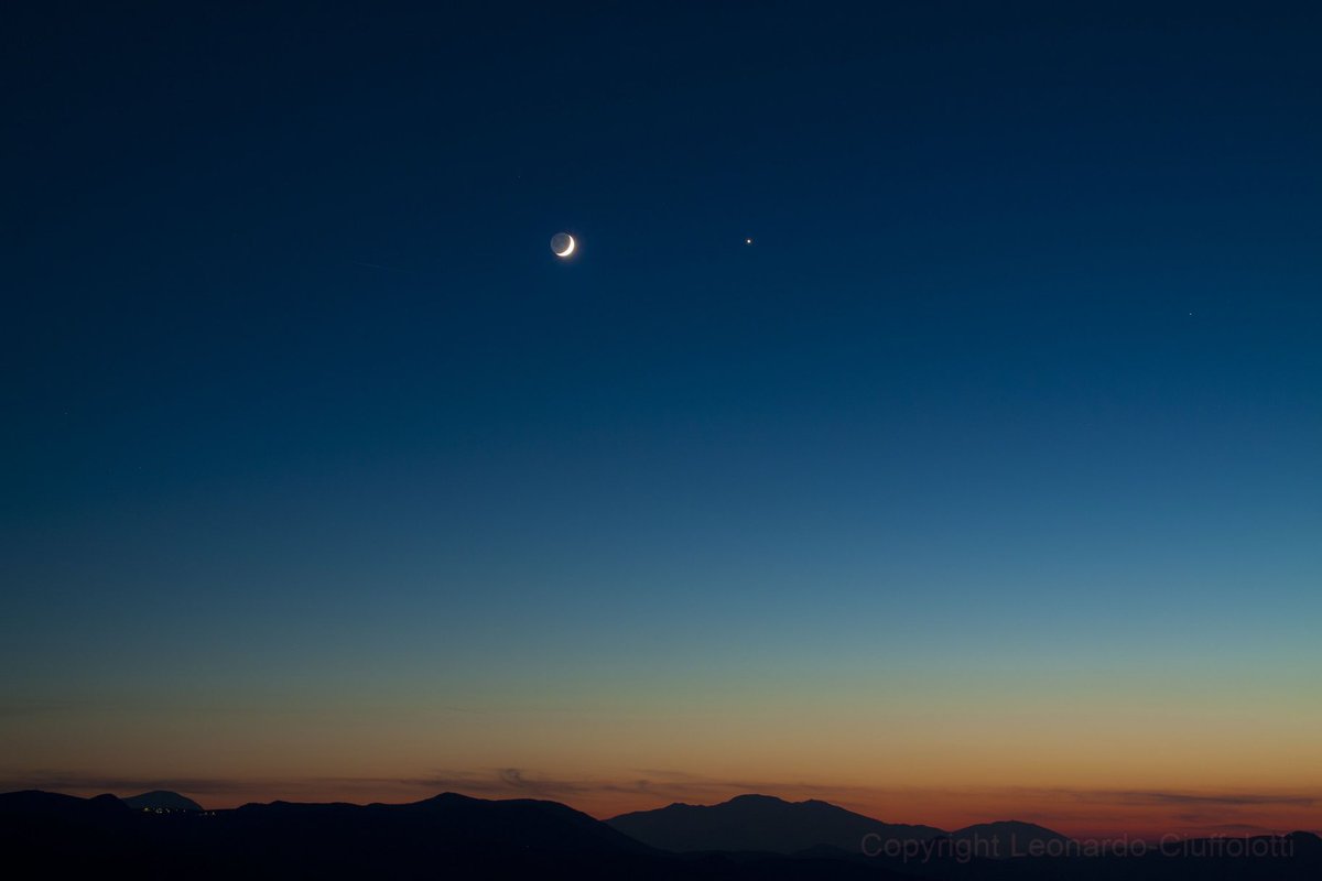 astro4pics's tweet photo. The Moon and Venus 🥹 https://t.co/4MXRI2uIUg