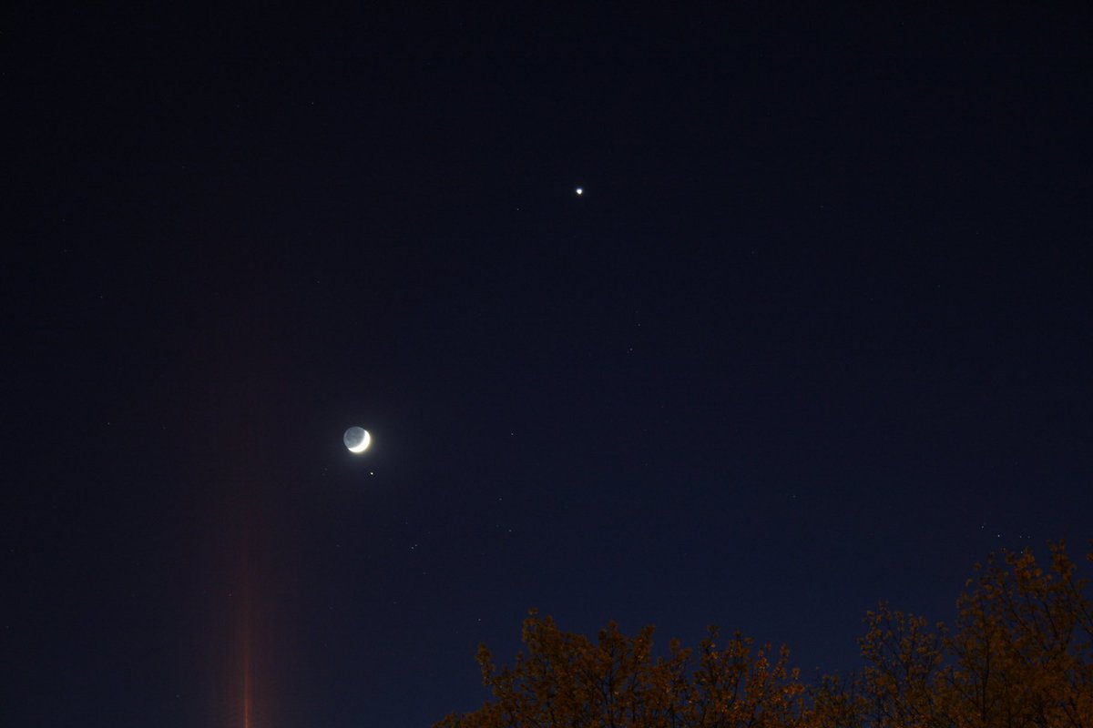 astro4pics's tweet photo. The Moon and Venus 🥹 https://t.co/4MXRI2uIUg