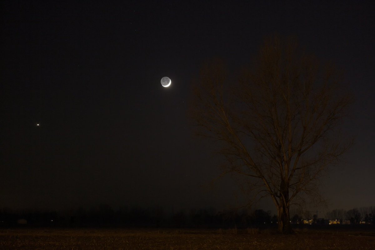 astro4pics's tweet photo. The Moon and Venus 🥹 https://t.co/4MXRI2uIUg