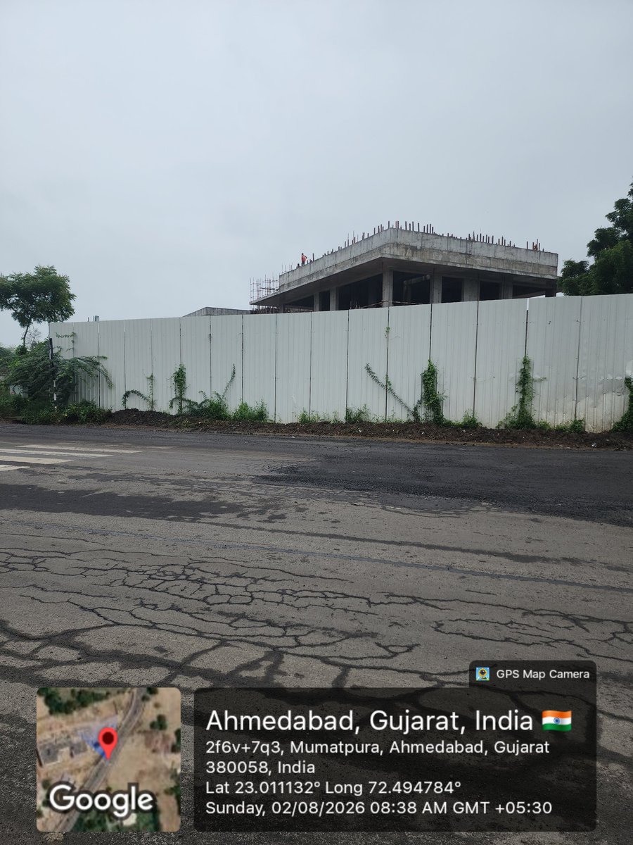 RJChanchiya's tweet photo. Please resolve this area road problem we are and other people also facing many problems because of this full broken road,because of this broken road we faced traffic problem,car moter, bus damaged,accident problem,this road is main road because of S.G highway diversion!Take care https://t.co/ezmRfIv0Vh