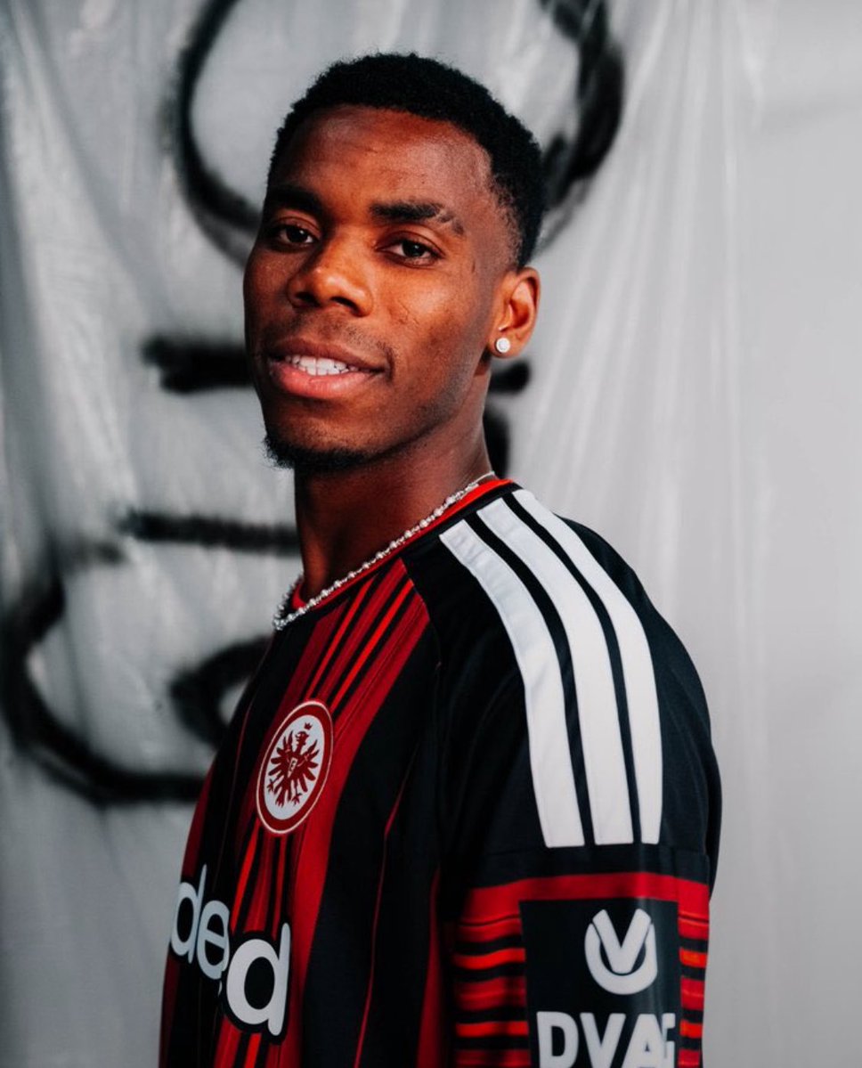 Zika_gfx's tweet photo. Raphael Onyedika 🤝 Eintracht Frankfurt 🇳🇬🇩🇪

I wish him all the best and a successful season ahead. https://t.co/1Y1TEummnx