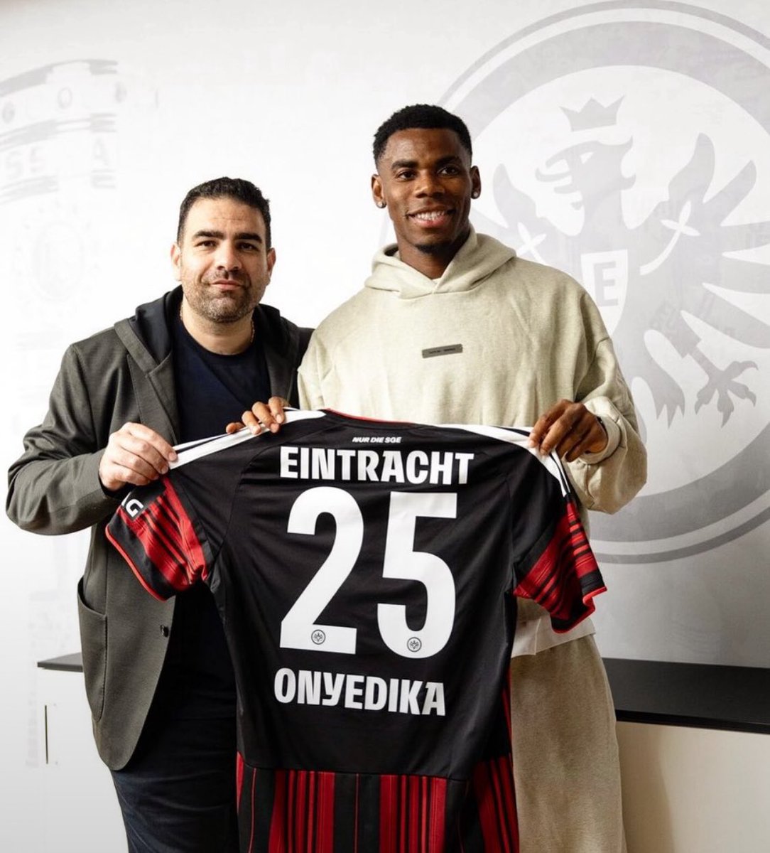 Zika_gfx's tweet photo. Raphael Onyedika 🤝 Eintracht Frankfurt 🇳🇬🇩🇪

I wish him all the best and a successful season ahead. https://t.co/1Y1TEummnx