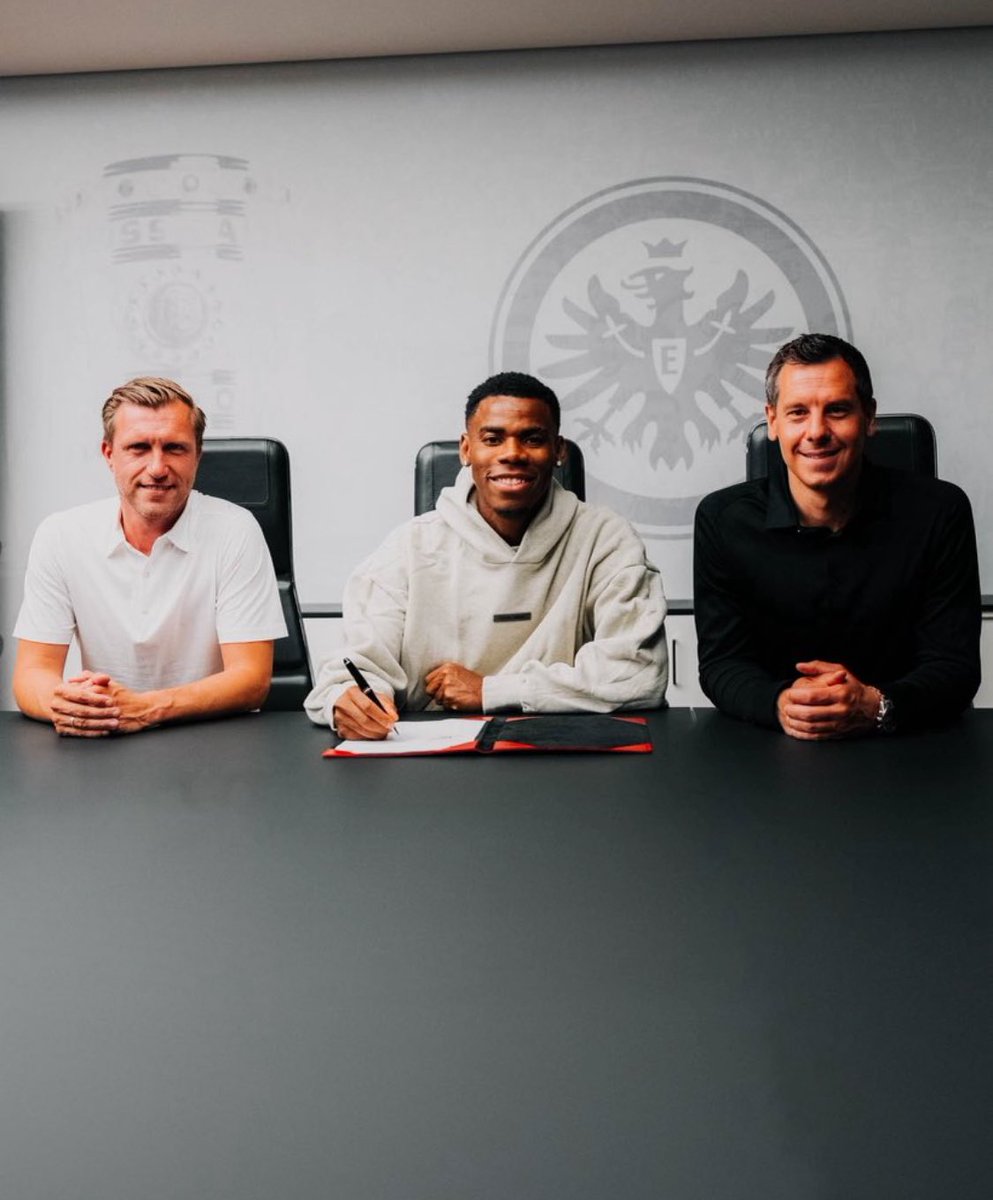 Zika_gfx's tweet photo. Raphael Onyedika 🤝 Eintracht Frankfurt 🇳🇬🇩🇪

I wish him all the best and a successful season ahead. https://t.co/1Y1TEummnx
