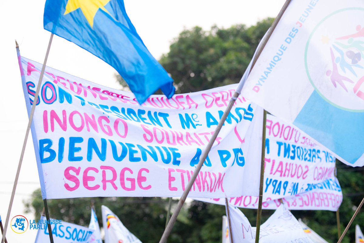 lajeunesseparle's tweet photo. Kwilu : à Idiofa, Serge Etinkum ANZA annonce l’implantation de son mouvement « Jeunesse Parle » et mobilise les jeunes autour de l’engagement citoyen

En marge du meeting populaire organisé ce samedi 01 Août à Idiofa, Serge Etinkum ANZA, coordonnateur national du mouvement Jeunesse Parle, a livré un message résolument tourné vers la jeunesse, l’engagement citoyen et la préservation de la paix. Originaire du territoire d’Idiofa, il a exhorté les jeunes à s’impliquer davantage dans la construction de la République démocratique du Congo, tout en les mettant en garde contre les discours susceptibles de les entraîner sur la voie de la violence.

Prenant la parole devant une foule nombreuse, Serge Etinkum ANZA a d’abord salué la forte mobilisation de la population avant de féliciter les jeunes d’Idiofa pour leur participation aux élections de 2023. Il a rappelé que, lors de sa campagne électorale dans ce territoire, le Président de la République, Félix Tshisekedi, avait fait de l’emploi des jeunes l’une de ses priorités.

Poursuivant son intervention, Serge Etinkum ANZA, affectueusement surnommé « Mfumu » par ses sympathisants, a affirmé que le Président de la République, Félix-Antoine Tshisekedi Tshilombo, accorde une attention particulière au territoire d’Idiofa, au même titre qu’aux autres territoires du pays, et demeure attaché à son développement.

Selon lui, les initiatives annoncées en faveur de l’entrepreneuriat, notamment l’implantation prochaine de l’Agence nationale de développement de l’entrepreneuriat congolais (ANADEC) à Idiofa, traduisent cette volonté d’offrir aux jeunes des opportunités d’accompagnement et d’accès au financement de leurs projets.

Au cours de son intervention, Serge Etinkum ANZA a également salué l’engagement de Me Papy Labila Nkalim en faveur du développement du territoire d’Idiofa et de la province du Kwilu, estimant que les initiatives entreprises dans cette partie du pays contribuent à améliorer les conditions de vie des populations.

#Jeunesseparle #sergeetinkum #jeunessecongolaise #développement #Idiofa #inongo #bandunduville