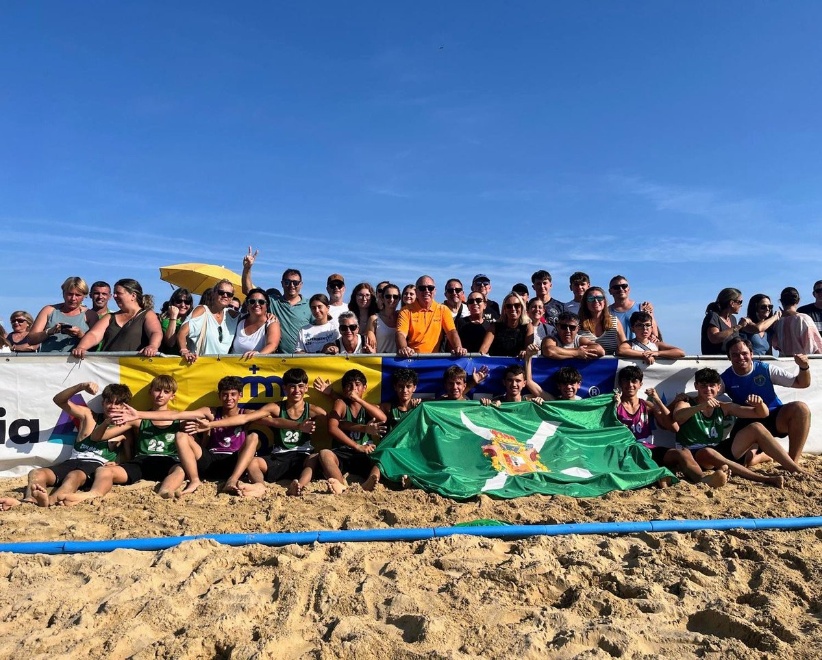bmsanandres's tweet photo. 🏆💚 ¡CAMPEONES DE LA COPA DE ESPAÑA! El infantil masculino BM. San Andrés Caja Rural de Asturias ganó la final a Parla en los shoot outs. Cierra el Campeonato de España con 3 victorias en 4 partidos. ¡Qué forma de levantarse y acabar la temporada!💪 #123SanAndrés #BalonmanoPlaya https://t.co/MFnlY45yKg