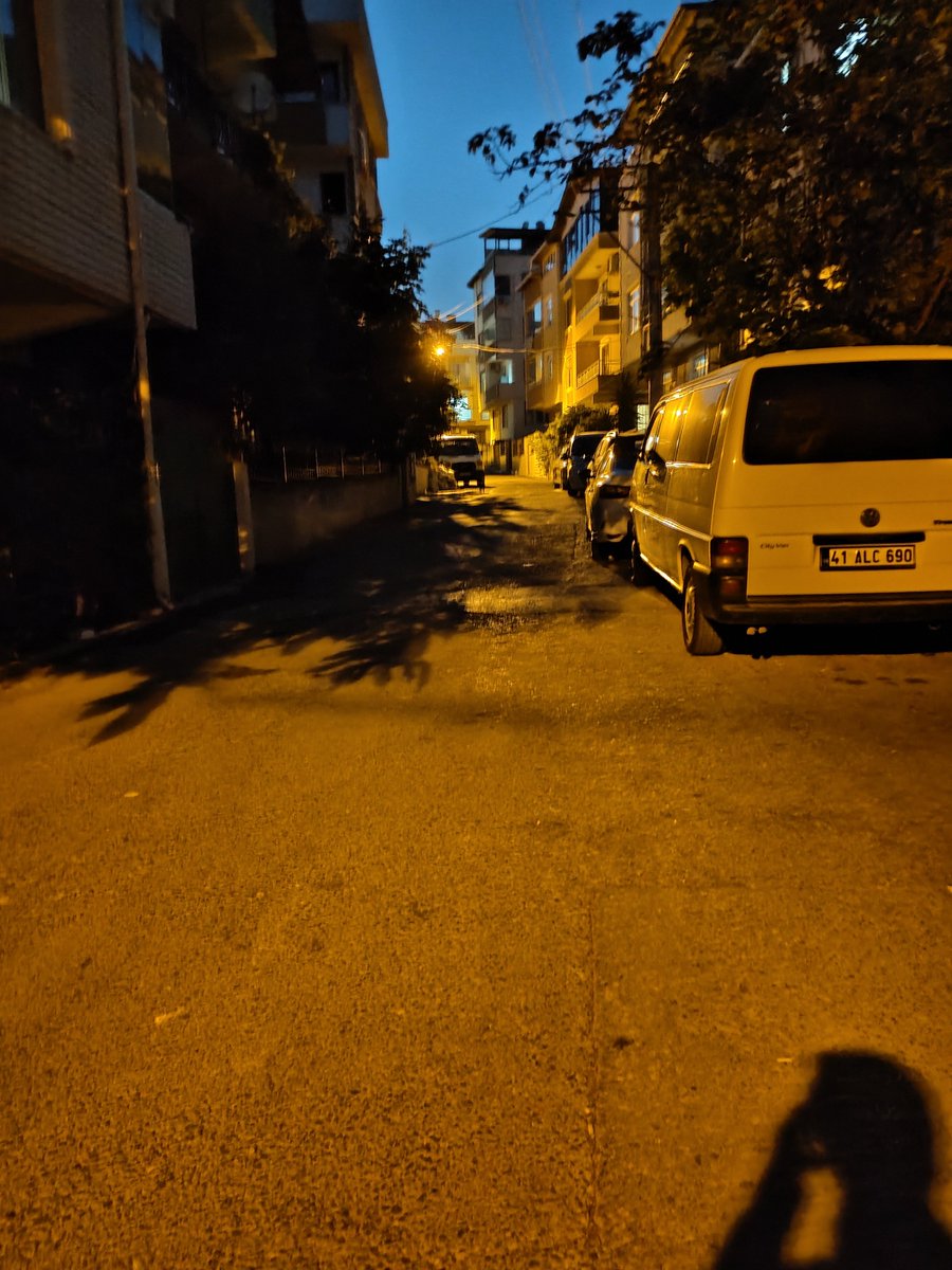 Aylin00007's tweet photo. Bugün bu sokak gibiyim. Üzüntüme kendi üzüntüsüyle biri eşlik etsin istiyorum. https://t.co/Vn9bdJPXsV