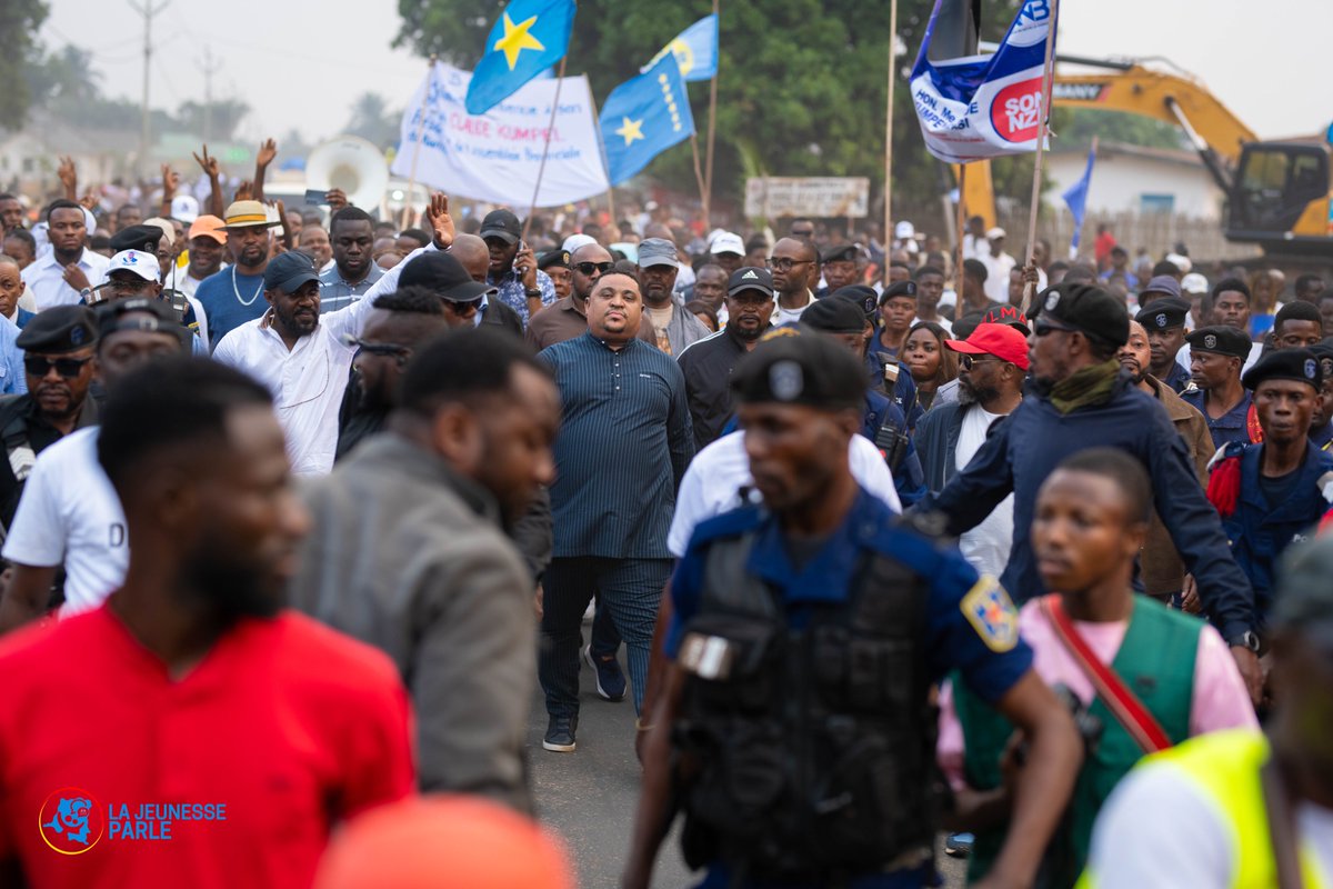 lajeunesseparle's tweet photo. Kwilu : à Idiofa, Serge Etinkum ANZA annonce l’implantation de son mouvement « Jeunesse Parle » et mobilise les jeunes autour de l’engagement citoyen

En marge du meeting populaire organisé ce samedi 01 Août à Idiofa, Serge Etinkum ANZA, coordonnateur national du mouvement Jeunesse Parle, a livré un message résolument tourné vers la jeunesse, l’engagement citoyen et la préservation de la paix. Originaire du territoire d’Idiofa, il a exhorté les jeunes à s’impliquer davantage dans la construction de la République démocratique du Congo, tout en les mettant en garde contre les discours susceptibles de les entraîner sur la voie de la violence.

Prenant la parole devant une foule nombreuse, Serge Etinkum ANZA a d’abord salué la forte mobilisation de la population avant de féliciter les jeunes d’Idiofa pour leur participation aux élections de 2023. Il a rappelé que, lors de sa campagne électorale dans ce territoire, le Président de la République, Félix Tshisekedi, avait fait de l’emploi des jeunes l’une de ses priorités.

Poursuivant son intervention, Serge Etinkum ANZA, affectueusement surnommé « Mfumu » par ses sympathisants, a affirmé que le Président de la République, Félix-Antoine Tshisekedi Tshilombo, accorde une attention particulière au territoire d’Idiofa, au même titre qu’aux autres territoires du pays, et demeure attaché à son développement.

Selon lui, les initiatives annoncées en faveur de l’entrepreneuriat, notamment l’implantation prochaine de l’Agence nationale de développement de l’entrepreneuriat congolais (ANADEC) à Idiofa, traduisent cette volonté d’offrir aux jeunes des opportunités d’accompagnement et d’accès au financement de leurs projets.

Au cours de son intervention, Serge Etinkum ANZA a également salué l’engagement de Me Papy Labila Nkalim en faveur du développement du territoire d’Idiofa et de la province du Kwilu, estimant que les initiatives entreprises dans cette partie du pays contribuent à améliorer les conditions de vie des populations.

#Jeunesseparle #sergeetinkum #jeunessecongolaise #développement #Idiofa #inongo #bandunduville