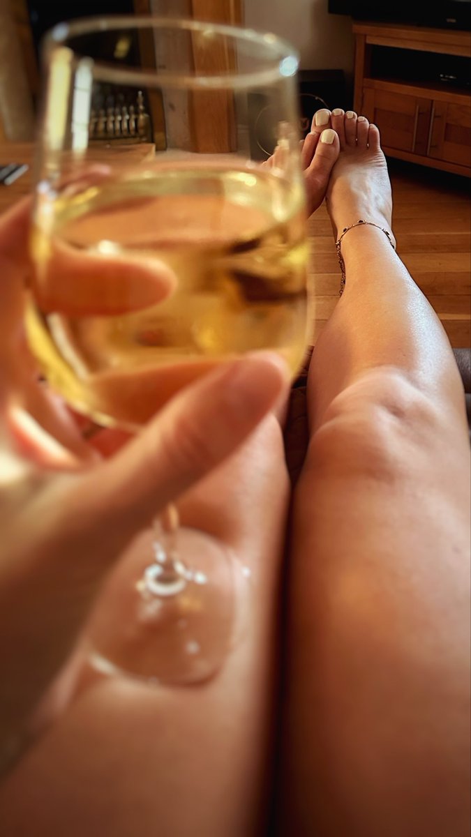 LoloSko_x's tweet photo. Just a quiet evening taking care of myself and unwinding with a glass of retsina🍷🇬🇷🧘🏻‍♀️✨ https://t.co/pkRMS4AebP