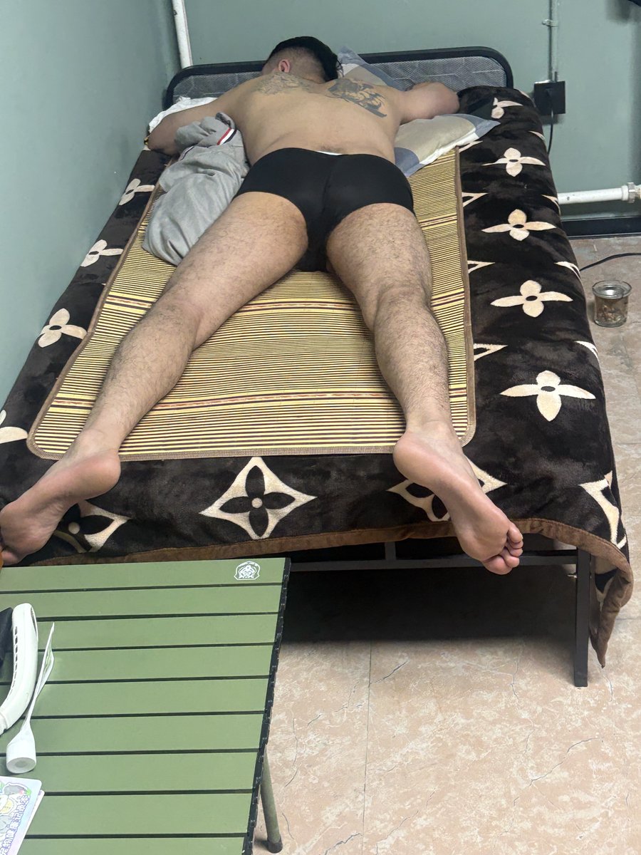 gegehaoyang's tweet photo. 咖啡店来了一位足球运动员 
188的身高，屌粗，多毛！跟他说可以用原味和尿液换酒喝，果断接受，把自己喝趴下了。在宿舍其他人面前把我操的嗷嗷叫，清晨还要喝第一泡尿，真的好骚的味道👅 纹身加分，多毛加分！说好了他的原味和足球队的鞋袜内裤长期供给我换酒喝，各位扫码➕微信 备注来自推，否则不加 https://t.co/mD4WeMIm9S