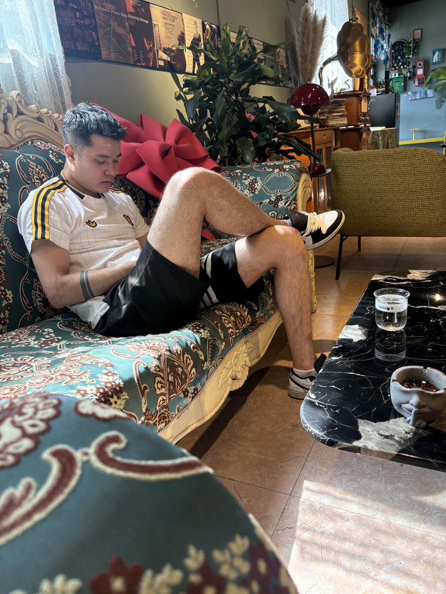 gegehaoyang's tweet photo. 咖啡店来了一位足球运动员 
188的身高，屌粗，多毛！跟他说可以用原味和尿液换酒喝，果断接受，把自己喝趴下了。在宿舍其他人面前把我操的嗷嗷叫，清晨还要喝第一泡尿，真的好骚的味道👅 纹身加分，多毛加分！说好了他的原味和足球队的鞋袜内裤长期供给我换酒喝，各位扫码➕微信 备注来自推，否则不加 https://t.co/mD4WeMIm9S