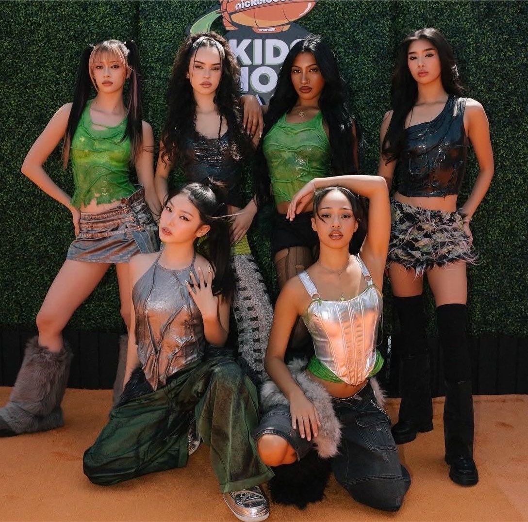 sqbriii's tweet photo. their stylists really did NOT play about them during gnarly https://t.co/Q2IMK00EEb
