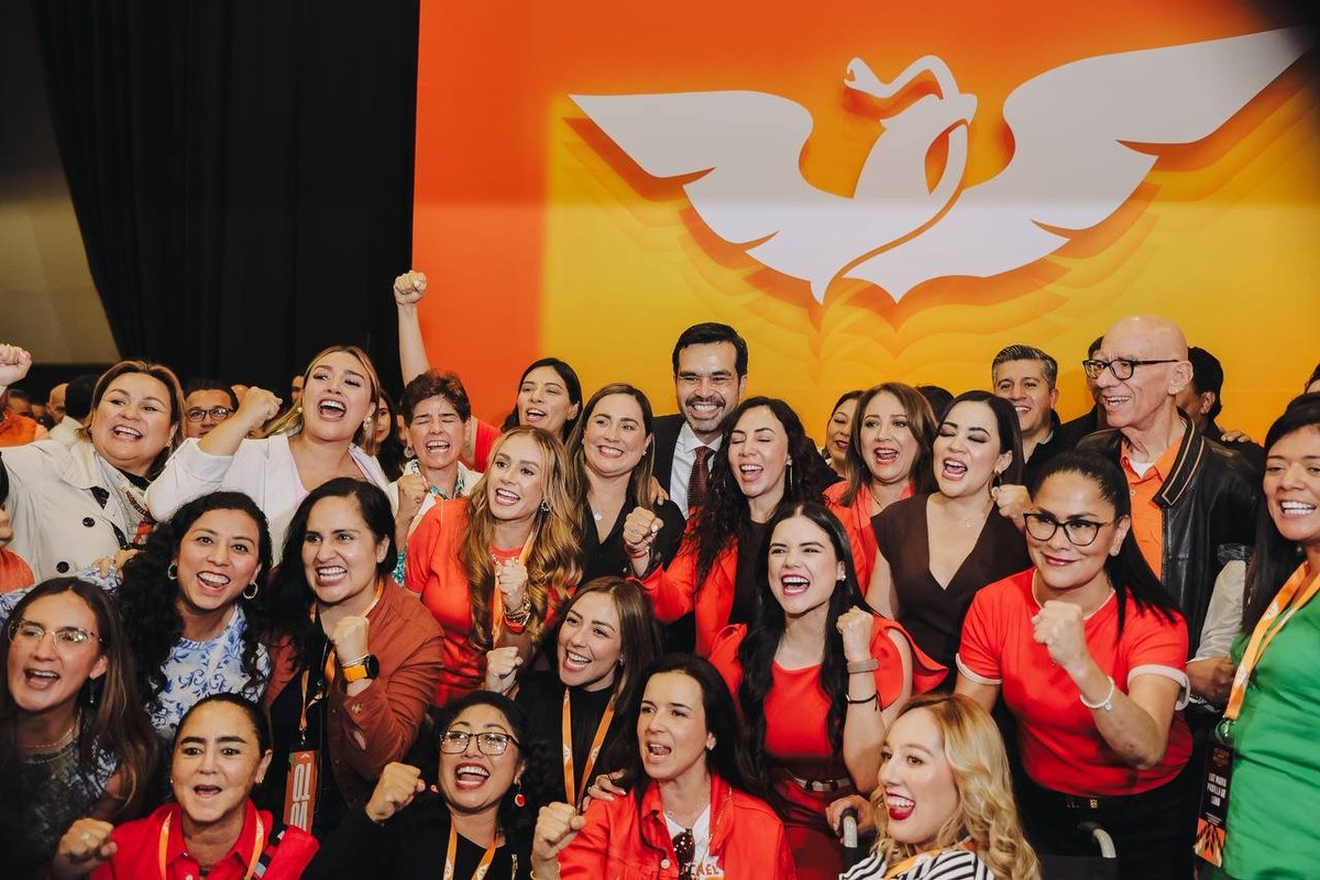 DanteDelgado's tweet photo. Los grandes cambios se construyen con instituciones sólidas, con liderazgo y con más mujeres encabezando los esfuerzos de transformación.

Ese compromiso se fortalece con @AlvarezMaynez al frente de nuestro movimiento, haciendo de la paridad una realidad. 🧡 https://t.co/CBgqNSyEoi
