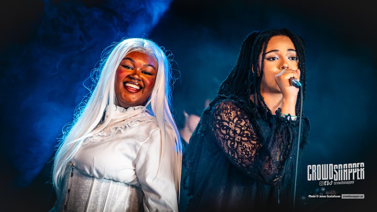 CrowdSnapper's tweet photo. ALT BLK ERA at Gröna Lund, Stockholm: Nottingham sisters redefining alternative rock

Review + more photos 👉 https://t.co/xj5PbDA1hW

#ALTBLKERA #GrönaLund #AltRock #Alternative #RaveImmortal #LiveMusicSweden #ConcertPhotography #CrowdSnapper https://t.co/fKLNDpmWqJ