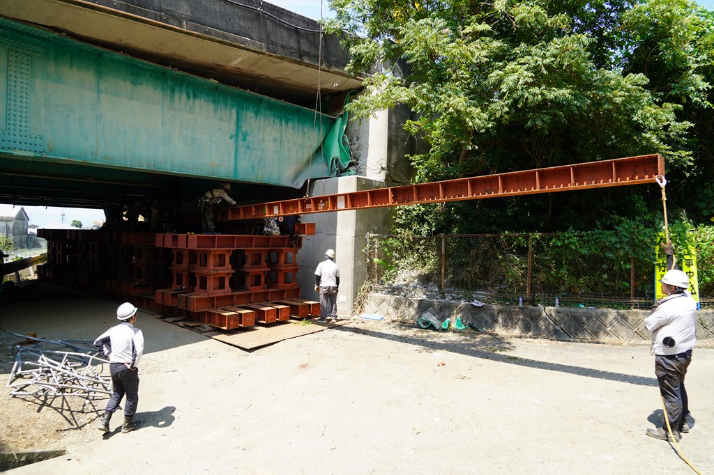 w_nexco_news's tweet photo. 令和8年熊本地震により損傷した E3九州自動車道 宮原SA～八代IC間の川田橋（下り線）では、地震の影響により変形した橋桁を仮受けする作業を行っています。
お客さまに安心してご利用いただけるよう、着実に作業を進めています。

＃NEXCO西日本　＃熊本地震 https://t.co/DSiblMGGsj