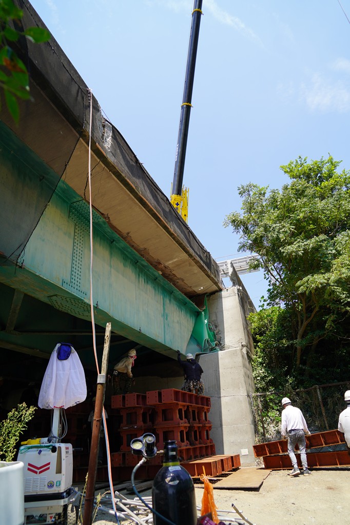 w_nexco_news's tweet photo. 令和8年熊本地震により損傷した E3九州自動車道 宮原SA～八代IC間の川田橋（下り線）では、地震の影響により変形した橋桁を仮受けする作業を行っています。
お客さまに安心してご利用いただけるよう、着実に作業を進めています。

＃NEXCO西日本　＃熊本地震 https://t.co/DSiblMGGsj