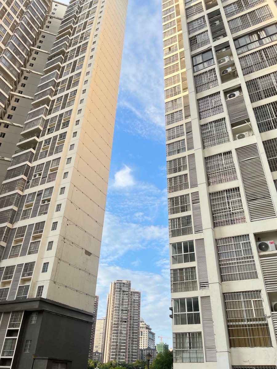 hyeongwon05's tweet photo. 今天加班晚归，楼道声控灯亮的瞬间，突然想起楼下阿婆说的“慢走啊”，一天的累都化软乎乎的。， https://t.co/1L1qWKvGMc