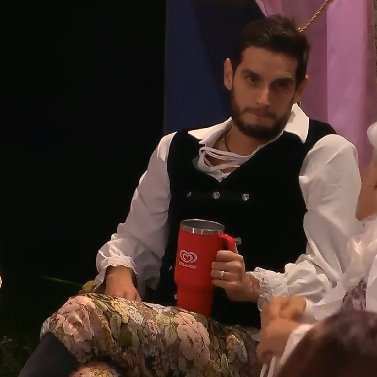 cecibourne's tweet photo. Nunca les subí esta foto pero que guapo se veía Adrián con ese traje 😍🔥 https://t.co/nXkjnHmXLu