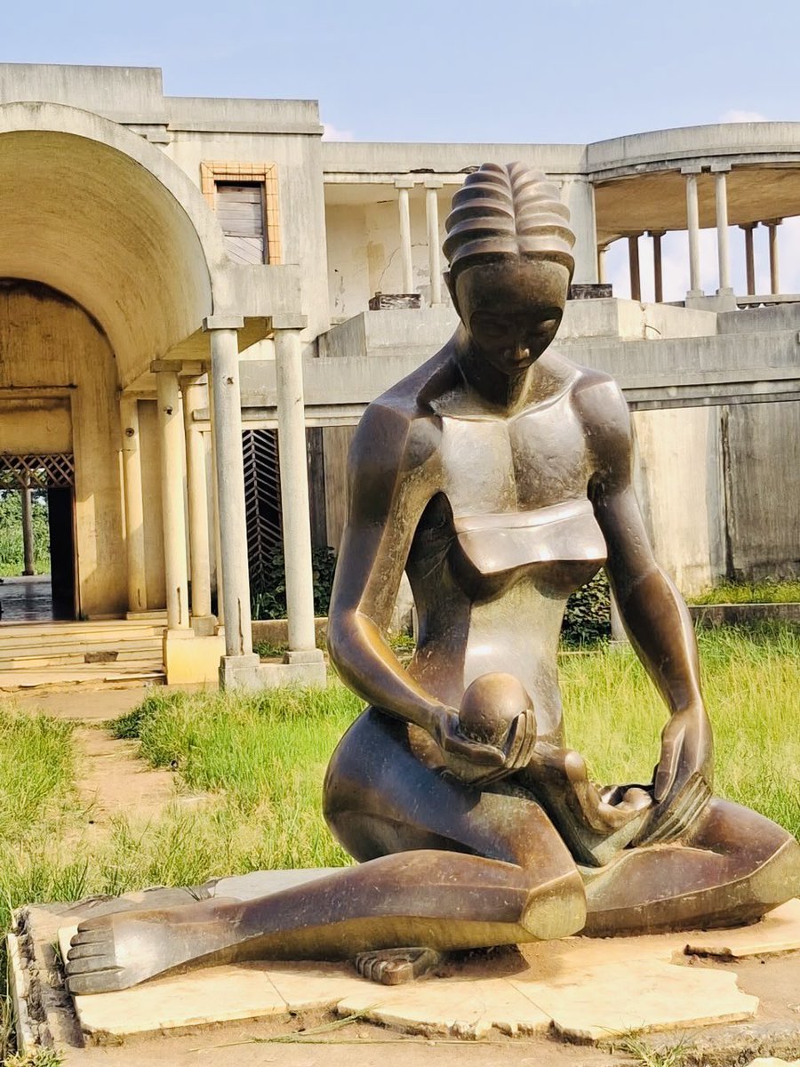 benjimk's tweet photo. 🏛️ Cette ancienne résidence du Président Mobutu, restée inachevée à Lisala, ne devrait pas être perçue comme une simple ruine, mais comme une formidable opportunité de développement. 🌍

Imaginez ce site réhabilité au cœur de la forêt équatoriale de la Mongala 🌳 : un hôtel international 🏨, un musée 🖼️, un centre de conférences 🎤, une université 🎓 ou un complexe écotouristique de classe mondiale. Il deviendrait une destination unique, où l’histoire rencontre la nature.

Partout dans le monde, des sites historiques ou abandonnés ont été transformés en véritables moteurs du tourisme et de l’économie. Pourquoi pas Lisala ? 🤔

La province de la Mongala a tous les atouts pour attirer des visiteurs du Congo et du monde entier. 🚀🇨🇩

📸 @NevilleAhombo