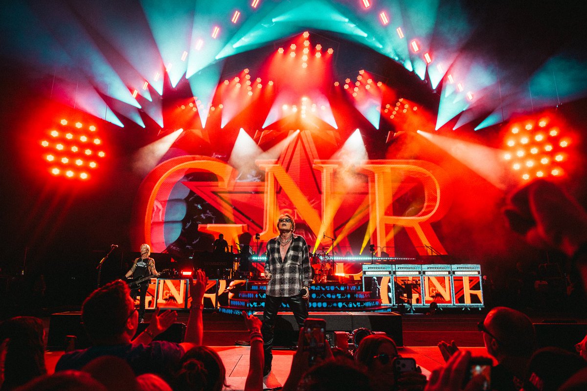 gunsnroses's tweet photo. Saratoga, what a night! We rocked with you for 3 hours N’ brought out Dead Horse, Better, Madagascar &amp; Junior’s Eyes. Thank you for comin’ out! https://t.co/Wcnem91Jz0