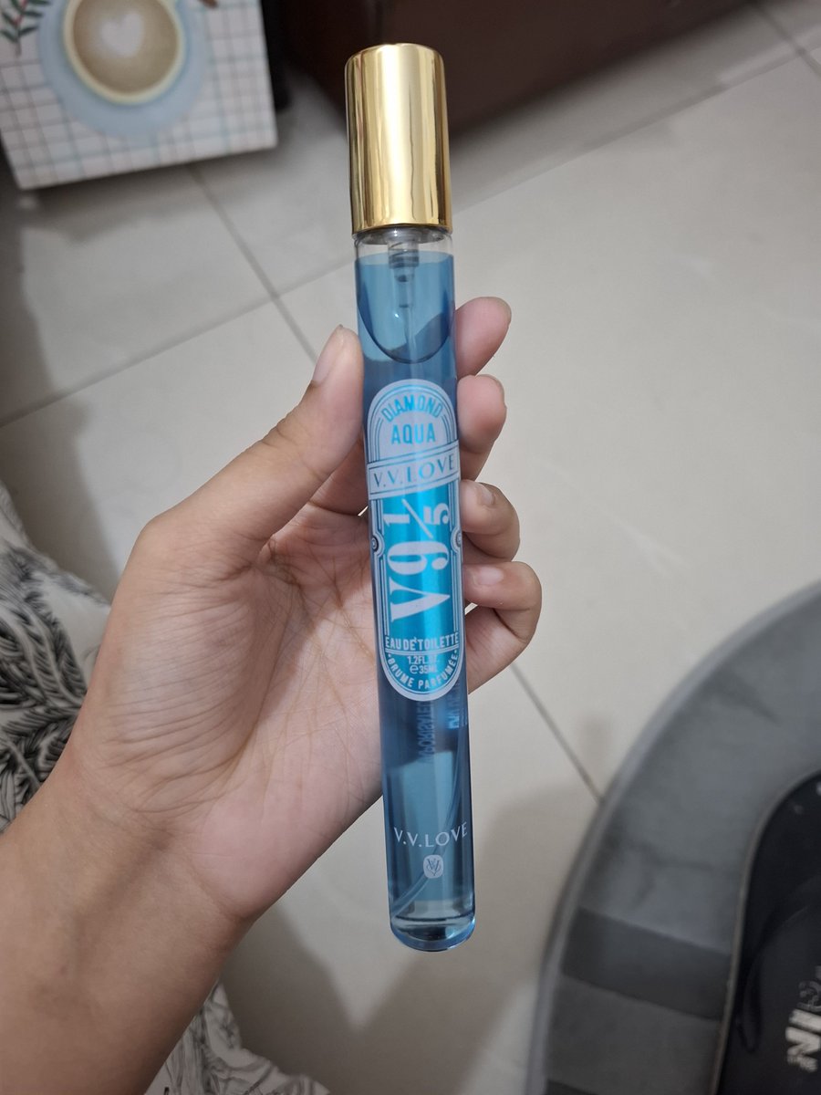 XYPH0B1A's tweet photo. This perfume was packaged so weirdly i thought it was a toothbrush, turns out it was this, it smells amazing https://t.co/O18QwSU6Wf