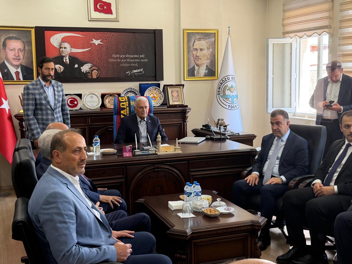BY's tweet photo. 📍#Bayburt'tayız.

Bayburt Valimiz Mustafa Eldivan ile birlikte Demirözü Belediye Başkanımız Arslan Gürer'i ziyaret ettik.

Nazik ev sahipliği ve misafirperverlikleri için teşekkür ediyor, çalışmalarında başarı ve kolaylıklar diliyorum. https://t.co/hIuaokQ4TS