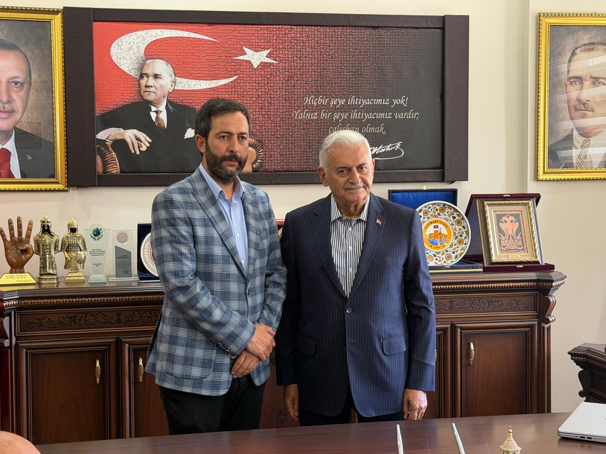 BY's tweet photo. 📍#Bayburt'tayız.

Bayburt Valimiz Mustafa Eldivan ile birlikte Demirözü Belediye Başkanımız Arslan Gürer'i ziyaret ettik.

Nazik ev sahipliği ve misafirperverlikleri için teşekkür ediyor, çalışmalarında başarı ve kolaylıklar diliyorum. https://t.co/hIuaokQ4TS