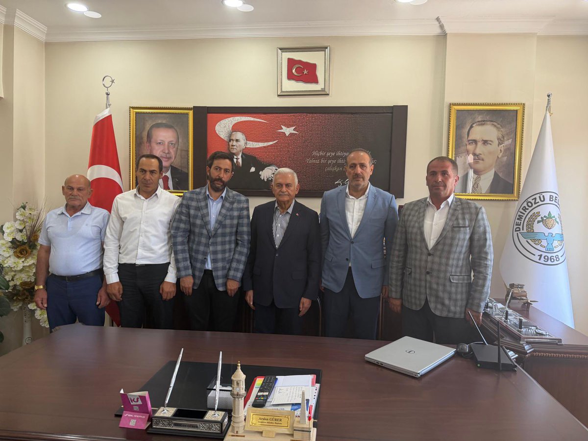BY's tweet photo. 📍#Bayburt'tayız.

Bayburt Valimiz Mustafa Eldivan ile birlikte Demirözü Belediye Başkanımız Arslan Gürer'i ziyaret ettik.

Nazik ev sahipliği ve misafirperverlikleri için teşekkür ediyor, çalışmalarında başarı ve kolaylıklar diliyorum. https://t.co/hIuaokQ4TS