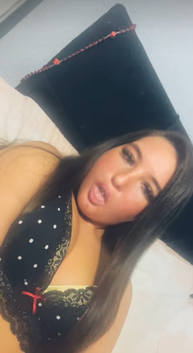 Irishluvr03z's tweet photo. Sexy Slut showing off 
#bop #chav #irish #bopper https://t.co/NJGi8Sh6r5
