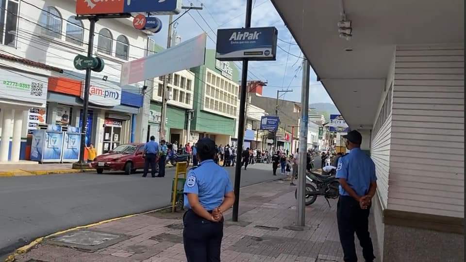 YaderMorazan's tweet photo. Que alguien le comparta este video a Monseñor Leopoldo José Brenes, el mismo que insiste en que en Nicaragua “todo es normal” y que las iglesias están llenas: aquí se ve cómo la policía rodeó durante 15 días todo el perímetro de la Curia Episcopal de Matagalpa (que luego fue confiscada) mientras la gente, de rodillas y con el corazón en la mano, rezaba pidiendo compasión y misericordia, justo antes de que secuestraran a Monseñor Rolando Álvarez y a los sacerdotes que lo acompañaban, a quienes después desnacionalizaron y expulsaron del país. 

Hoy, en esa misma ciudad, la libertad religiosa sigue asfixxiada: gran parte del clero de la diócesis ha sido forzado al exilio, las procesiones están controladas o prohibidas, el miedo se respira en cada parroquia y hasta las actividades políticas del régimen se realizan asediando las iglesias, ocupando el perímetro exterior de la propia Catedral… y aun así hay quien, desde su comodidad, prefiere mirar hacia otro lado y decir que aquí no pasa nada.