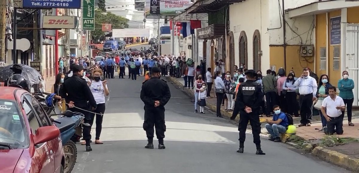 YaderMorazan's tweet photo. Que alguien le comparta este video a Monseñor Leopoldo José Brenes, el mismo que insiste en que en Nicaragua “todo es normal” y que las iglesias están llenas: aquí se ve cómo la policía rodeó durante 15 días todo el perímetro de la Curia Episcopal de Matagalpa (que luego fue confiscada) mientras la gente, de rodillas y con el corazón en la mano, rezaba pidiendo compasión y misericordia, justo antes de que secuestraran a Monseñor Rolando Álvarez y a los sacerdotes que lo acompañaban, a quienes después desnacionalizaron y expulsaron del país. 

Hoy, en esa misma ciudad, la libertad religiosa sigue asfixxiada: gran parte del clero de la diócesis ha sido forzado al exilio, las procesiones están controladas o prohibidas, el miedo se respira en cada parroquia y hasta las actividades políticas del régimen se realizan asediando las iglesias, ocupando el perímetro exterior de la propia Catedral… y aun así hay quien, desde su comodidad, prefiere mirar hacia otro lado y decir que aquí no pasa nada.