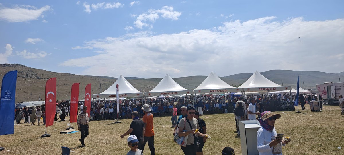 PatnosGM's tweet photo. Valiliğimiz himaye ve koordinesinde, Taşlıçay Kaymakamlığımız tarafından düzenlenen Balık Gölü Şenliğine Gençlik Merkezimiz de Antrenörlerimiz gönüllü gençlerimiz ile birlikte doğanın eşsiz güzelliği ile kültürel değerlerimizi aynı atmosferde buluştuk.

@oa_bak @gencliksporbak https://t.co/PEfO4AWdVW