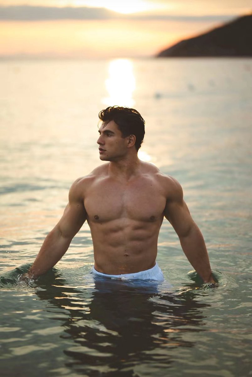 dommiedarko_'s tweet photo. took some pics of my man at the beach don’t he look good y’all 😍 https://t.co/6jszf0S5Rk