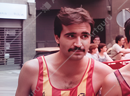 Pucurull's tweet photo. Pioners i pioneres de la marató de Catalunya
GERMÀ GARCIA 
Barcelona, 1964

Periodista esportiu de professió, treballa a RNE -Radio4- de Barcelona des de fa molts anys. Sempre penso que els periodistes que són maratonians han fet molt per la difusió de la marató. És el cas d’en Germà Garcia. En va córrer més de vint. A Barcelona i arreu, des de la de Lorca (Múrcia) fins i a la de Nova York. Va aconseguir córrer una marató en 2h40, la seva millor marca. Déu n'hi do!. Va córrer també més de cent mitges maratons, la darrera el 1997 a Montornès, “el seu últim any com a atleta” com diu, per problemes als genolls. La seva especialitat era córrer maratons i fer-ne un reportatge radiofònic. I era freqüent veure’l en curses que no corria, com la de la Mercè, amb el cotxe emissora de davant, explicant el què passava. També el recordo, micròfon en mà, entrevistant els corredors i corredores en acabar maratons i altres curses. Periodista d’ofici, a retransmès cinc Jocs Olímpics, quatre Europeus d'atletisme, proves de ciclisme, de bàsquet...de tot i més.
@germa_garcia